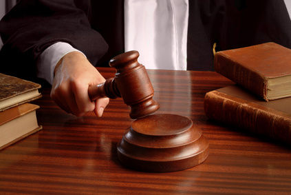 judge-hand-with-gavel l