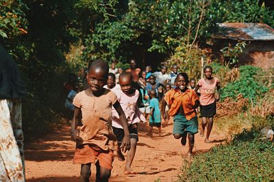cHILDREN RUNNING opt
